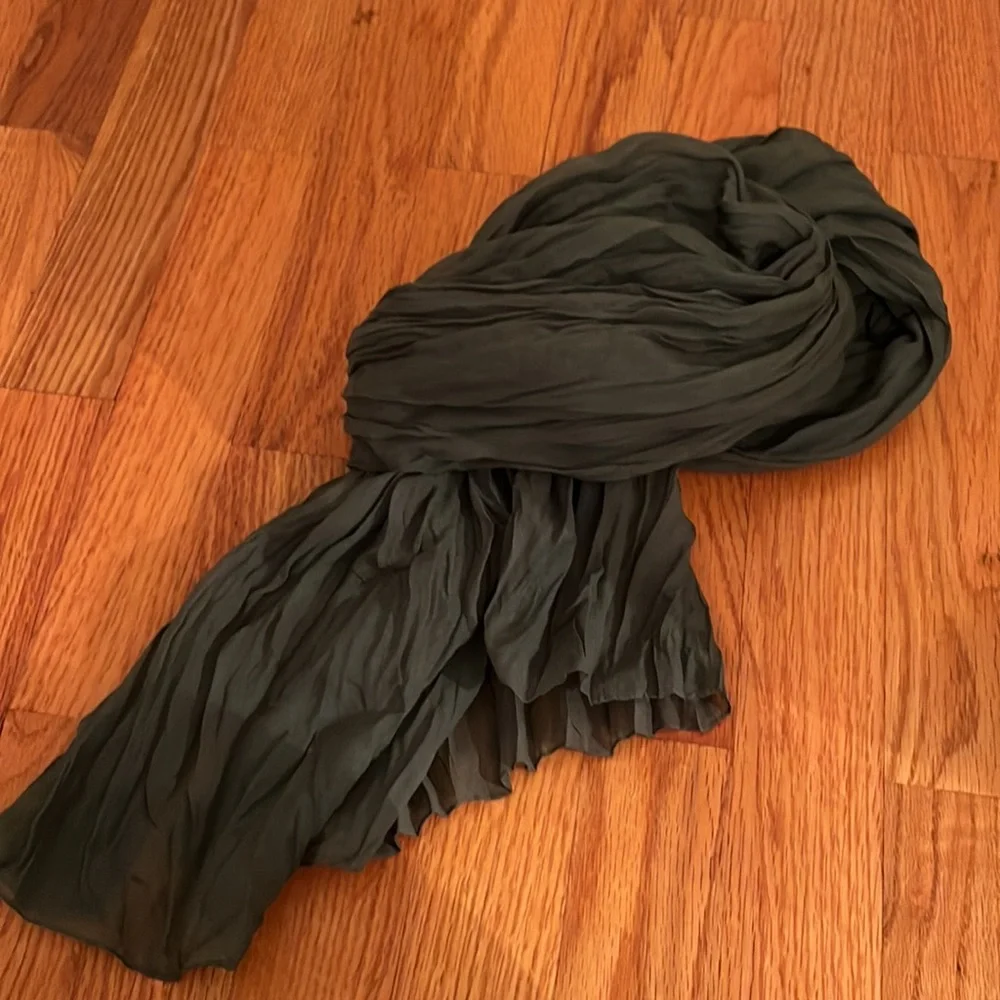 GAP olive green crinkle scarf - Picture 7 of 7